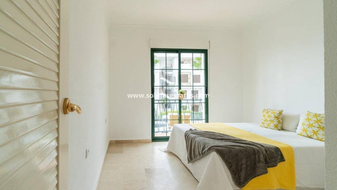 Chalet de 3 habitaciones en Villamartin en venta con piscina - 379.000 € (Ref: 9198270)