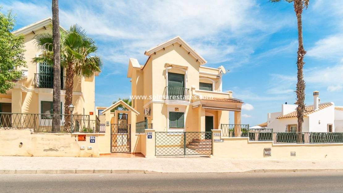 Chalet de 3 habitaciones en Villamartin en venta con piscina - 379.000 € (Ref: 9198270)