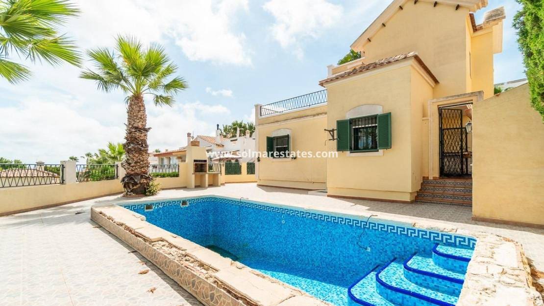 Chalet de 3 habitaciones en Villamartin en venta con piscina - 379.000 € (Ref: 9198270)