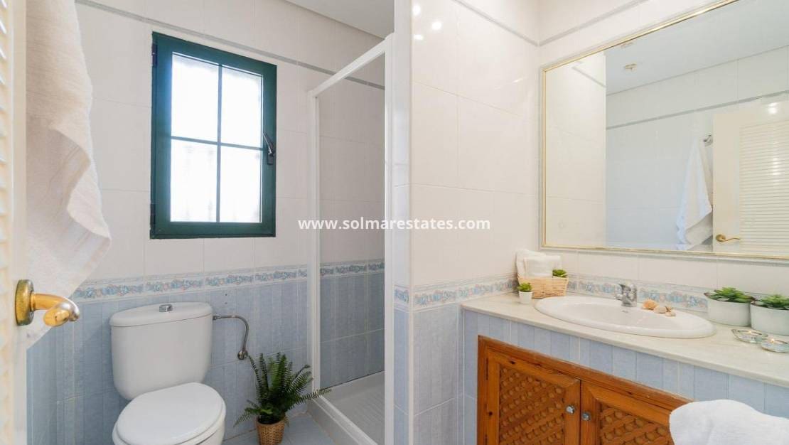 Chalet de 3 habitaciones en Villamartin en venta con piscina - 379.000 € (Ref: 9198270)