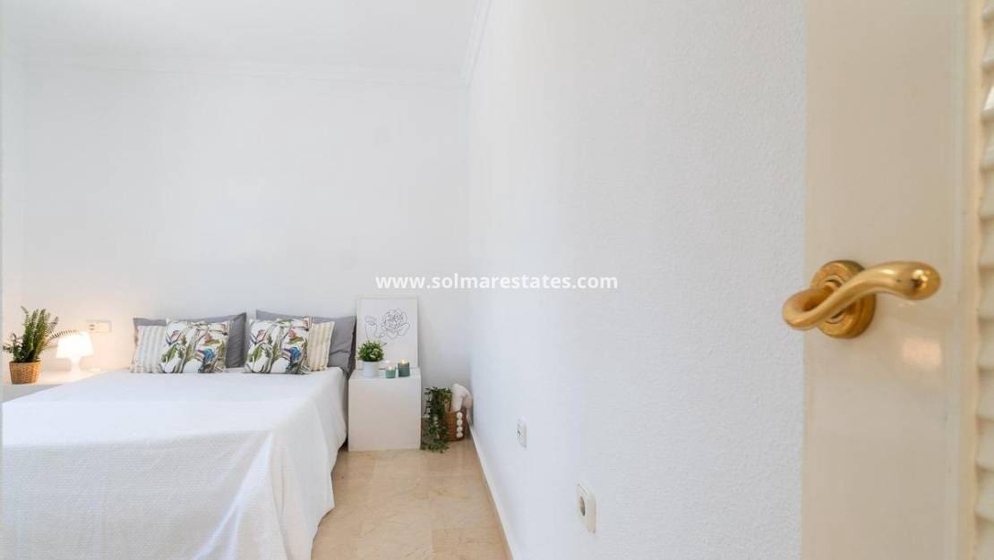 Chalet de 3 habitaciones en Villamartin en venta con piscina - 379.000 € (Ref: 9198270)