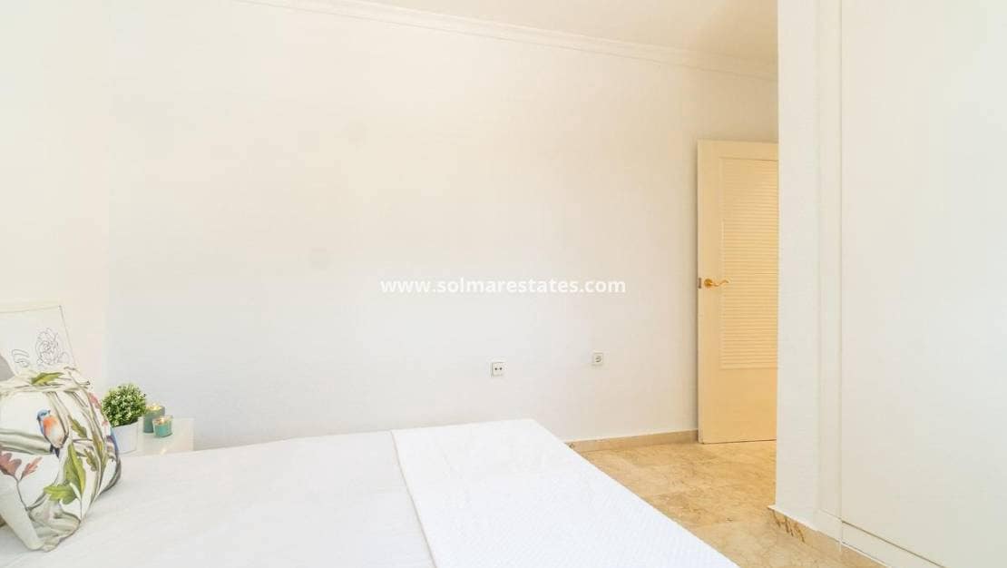 Chalet de 3 habitaciones en Villamartin en venta con piscina - 379.000 € (Ref: 9198270)