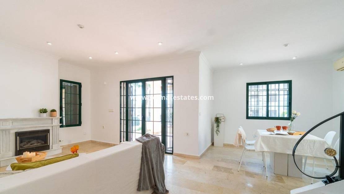 Chalet de 3 habitaciones en Villamartin en venta con piscina - 379.000 € (Ref: 9198270)