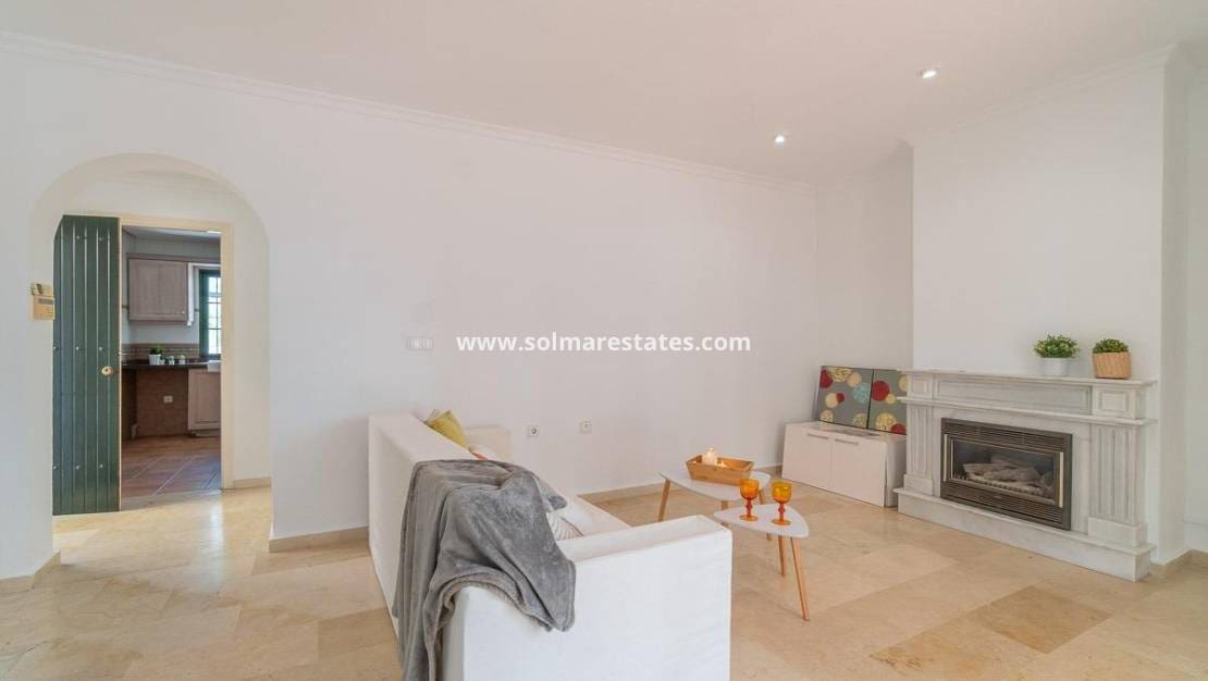 Chalet de 3 habitaciones en Villamartin en venta con piscina - 379.000 € (Ref: 9198270)