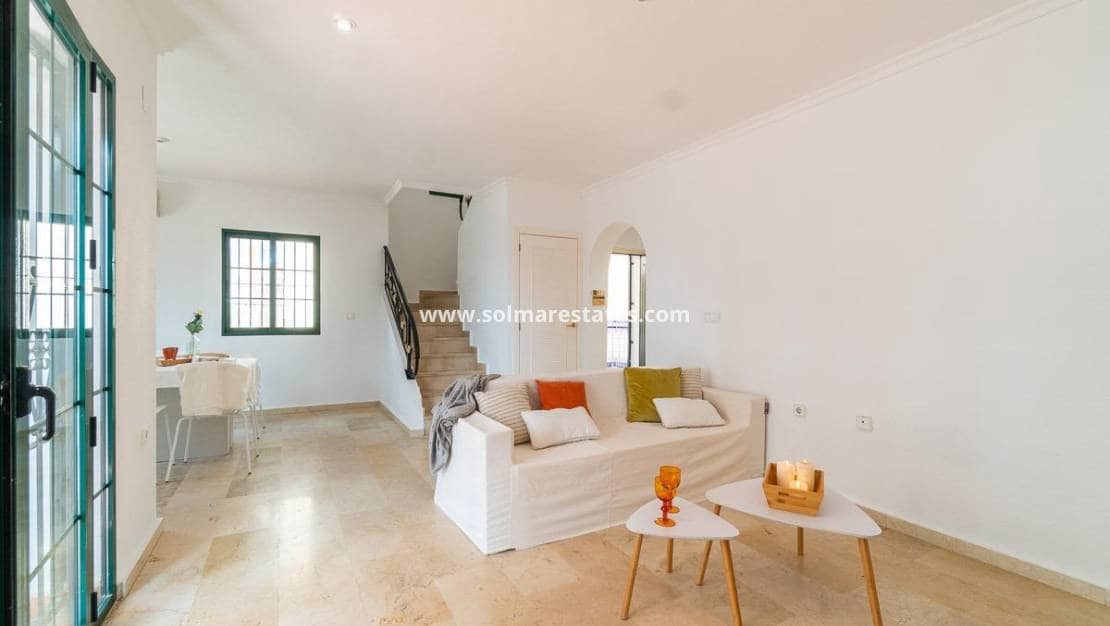 Chalet de 3 habitaciones en Villamartin en venta con piscina - 379.000 € (Ref: 9198270)