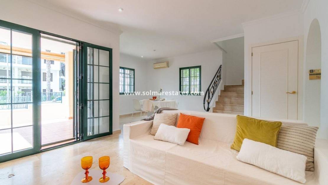 Chalet de 3 habitaciones en Villamartin en venta con piscina - 379.000 € (Ref: 9198270)