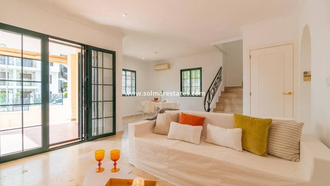 Chalet de 3 habitaciones en Villamartin en venta con piscina - 379.000 € (Ref: 9198270)