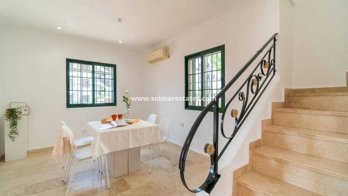 Chalet de 3 habitaciones en Villamartin en venta con piscina - 379.000 € (Ref: 9198270)