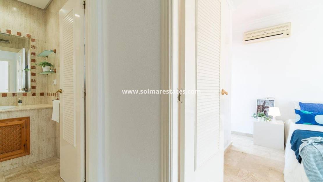 Chalet de 3 habitaciones en Villamartin en venta con piscina - 379.000 € (Ref: 9198270)