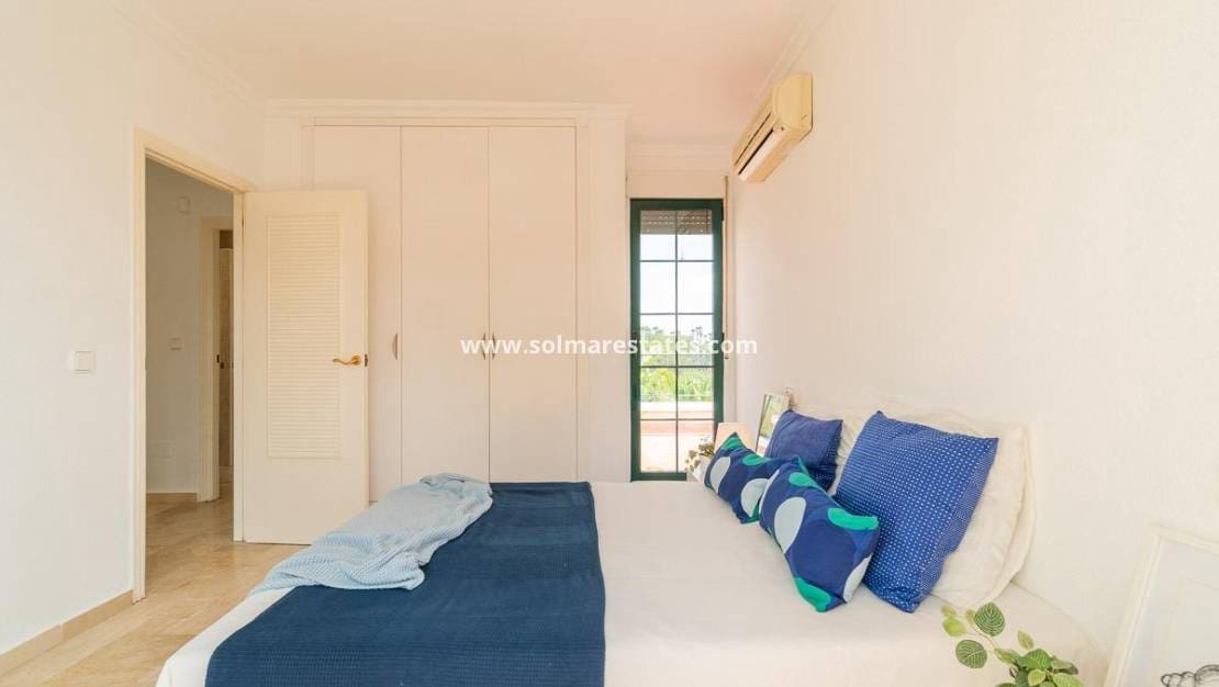 Chalet de 3 habitaciones en Villamartin en venta con piscina - 379.000 € (Ref: 9198270)