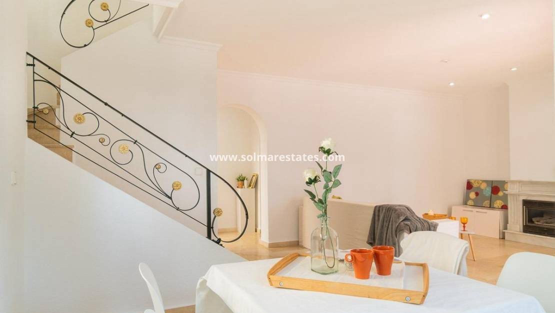 Chalet de 3 habitaciones en Villamartin en venta con piscina - 379.000 € (Ref: 9198270)