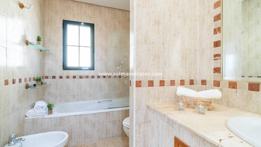 Chalet de 3 habitaciones en Villamartin en venta con piscina - 379.000 € (Ref: 9198270)