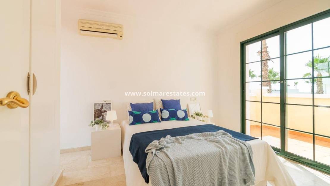 Chalet de 3 habitaciones en Villamartin en venta con piscina - 379.000 € (Ref: 9198270)