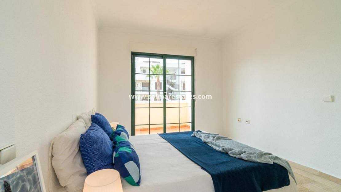 Chalet de 3 habitaciones en Villamartin en venta con piscina - 379.000 € (Ref: 9198270)