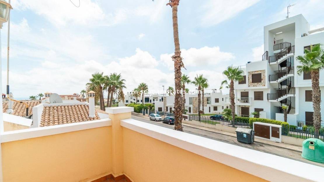 Chalet de 3 habitaciones en Villamartin en venta con piscina - 379.000 € (Ref: 9198270)