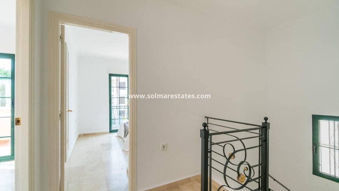 Chalet de 3 habitaciones en Villamartin en venta con piscina - 379.000 € (Ref: 9198270)