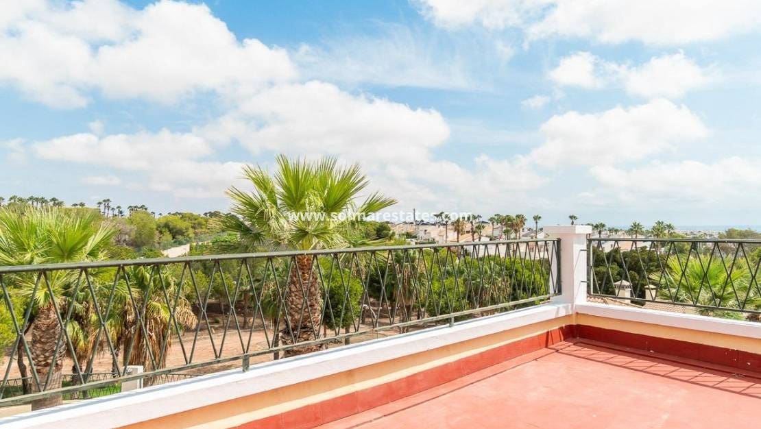 Chalet de 3 habitaciones en Villamartin en venta con piscina - 379.000 € (Ref: 9198270)