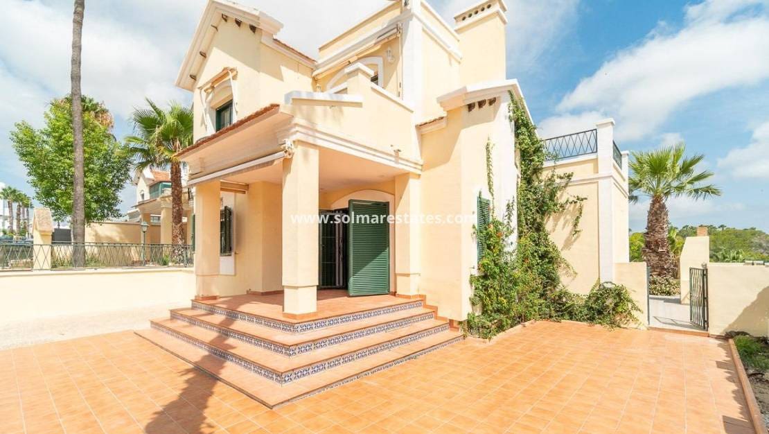 Chalet de 3 habitaciones en Villamartin en venta con piscina - 379.000 € (Ref: 9198270)