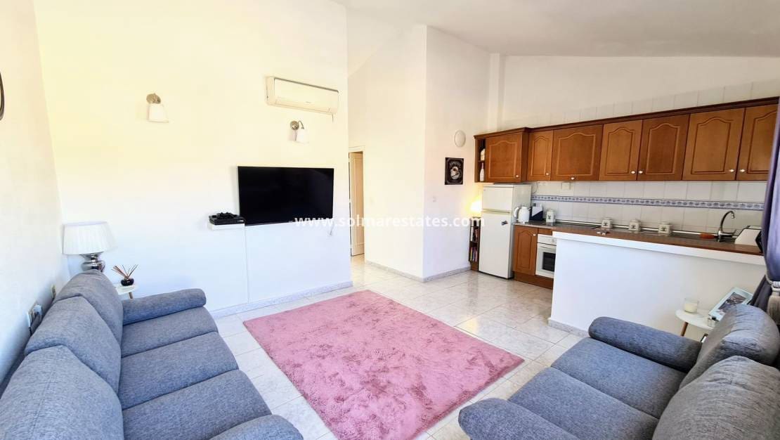 2 Zimmer Apartment zu verkaufen in Villamartin mit Pool - 129.000 € (Ref: 9203075)