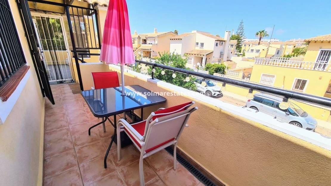 2 Zimmer Apartment zu verkaufen in Villamartin mit Pool - 129.000 € (Ref: 9203075)
