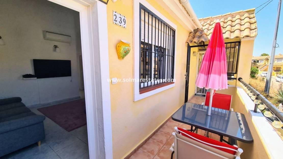 2 Zimmer Apartment zu verkaufen in Villamartin mit Pool - 129.000 € (Ref: 9203075)