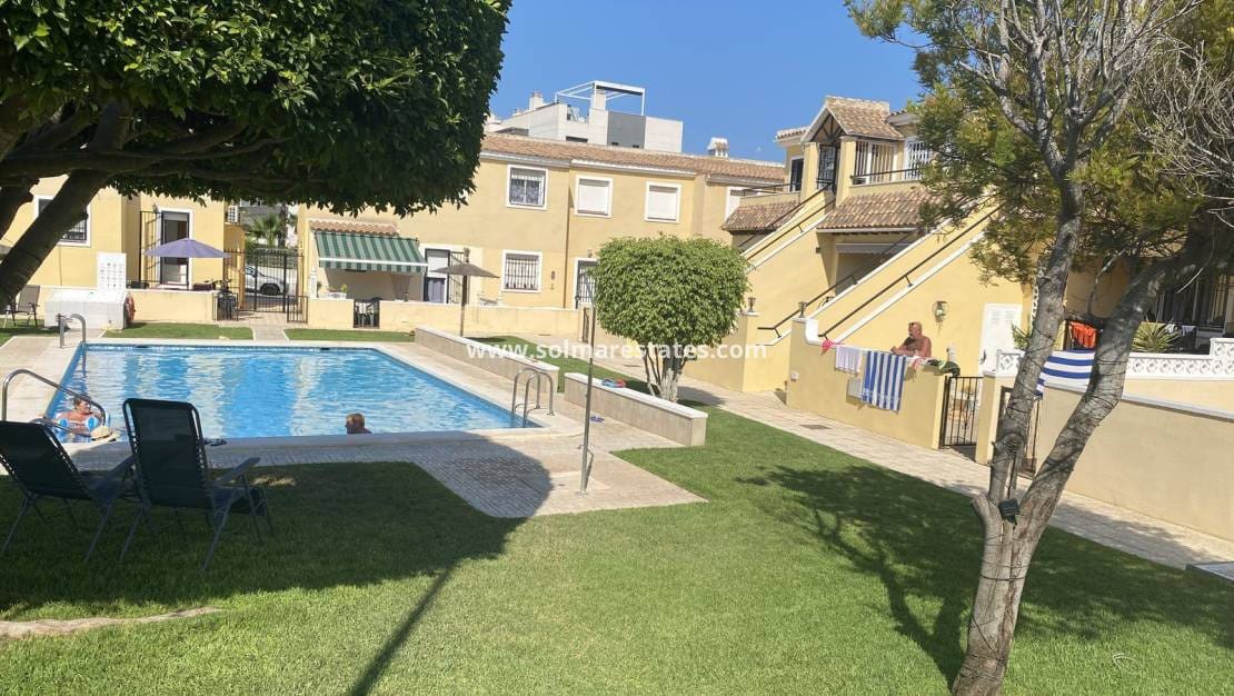 2 Zimmer Apartment zu verkaufen in Villamartin mit Pool - 129.000 € (Ref: 9203075)