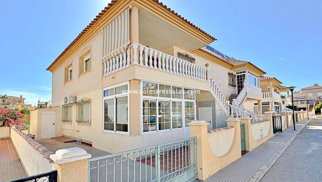 Apartamento de 2 habitaciones en La Zenia en venta con piscina - 225.000 € (Ref: 9205296)