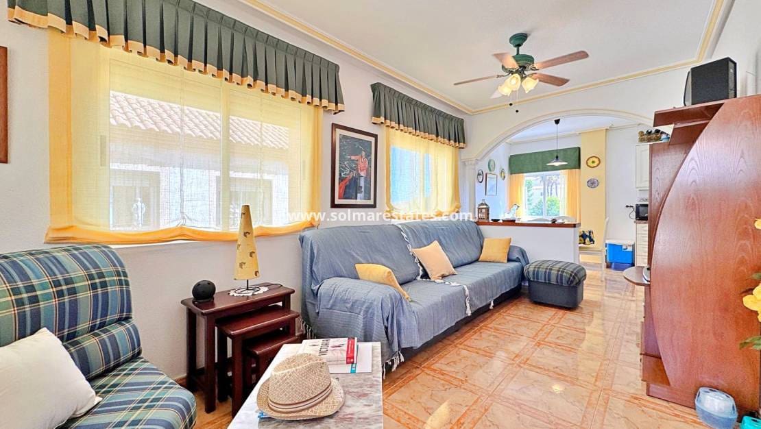 Apartamento de 2 habitaciones en La Zenia en venta con piscina - 225.000 € (Ref: 9205296)