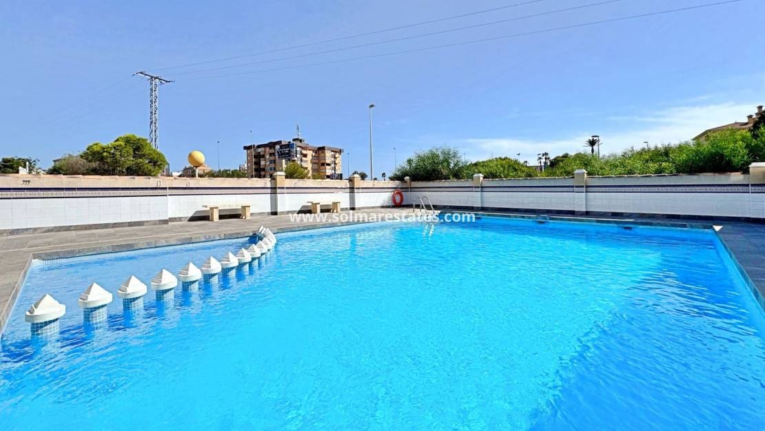 Apartamento de 2 habitaciones en La Zenia en venta con piscina - 225.000 € (Ref: 9205296)