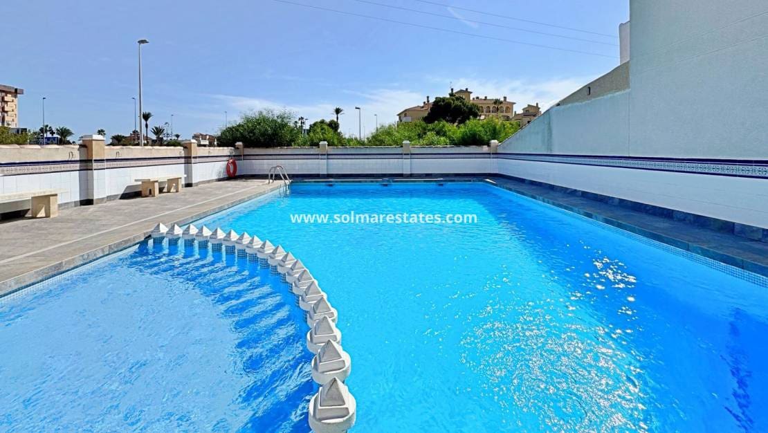 Apartamento de 2 habitaciones en La Zenia en venta con piscina - 225.000 € (Ref: 9205296)