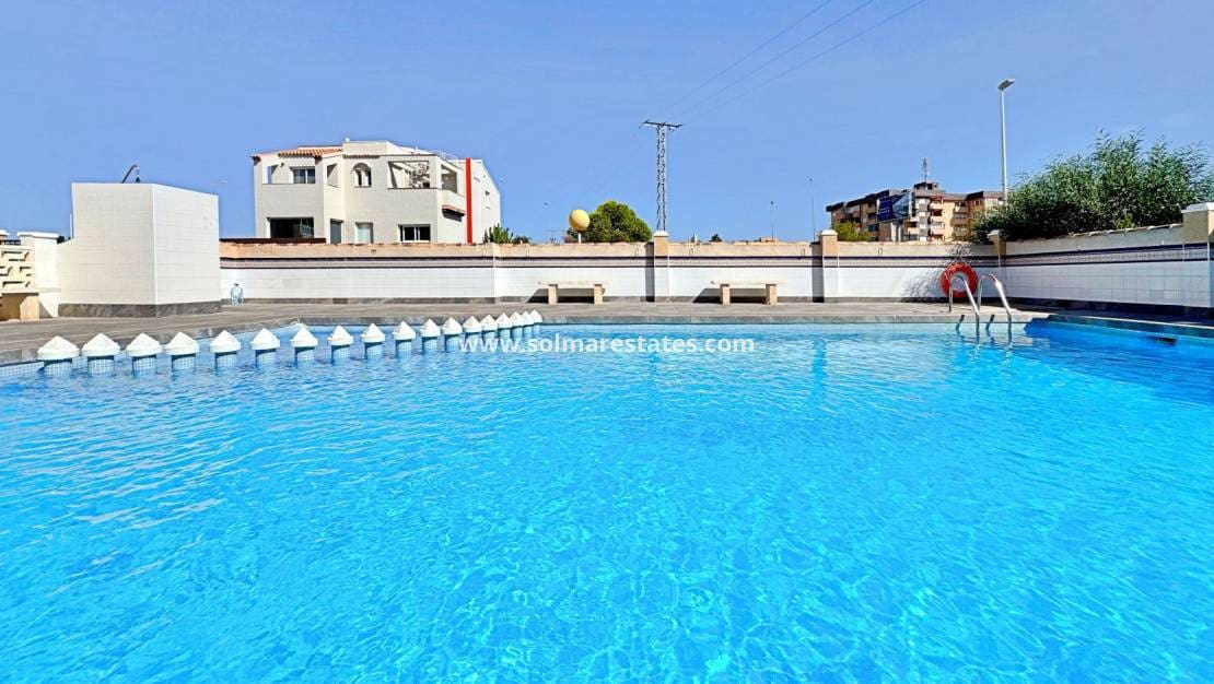 Apartamento de 2 habitaciones en La Zenia en venta con piscina - 225.000 € (Ref: 9205296)