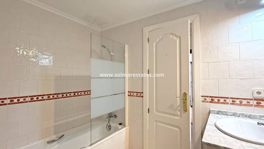 2 Zimmer Apartment zu verkaufen in Villamartin mit Pool - 199.000 € (Ref: 9208679)