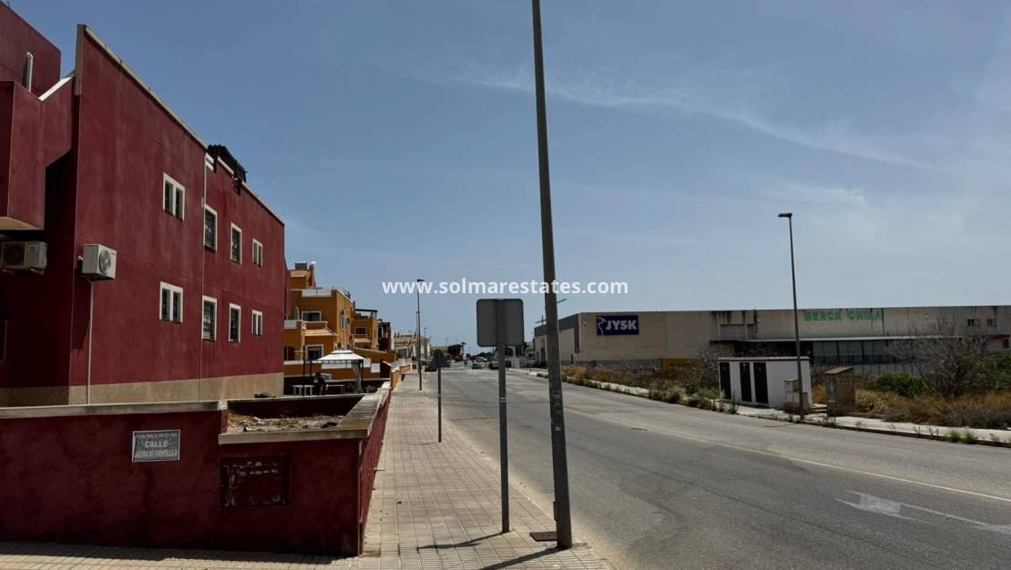 2 soveværelse Lejlighed til salg i Los Altos med swimmingpool - € 139.000 (Ref: 9219159)