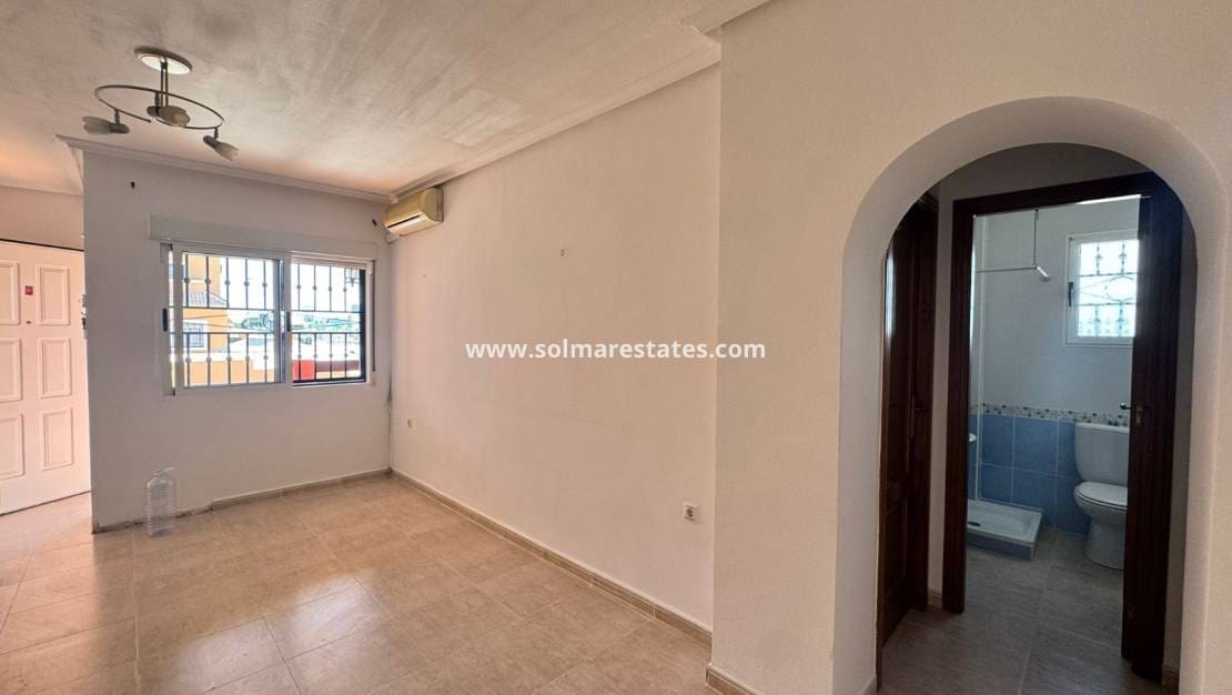 2 soveværelse Lejlighed til salg i Los Altos med swimmingpool - € 139.000 (Ref: 9219159)