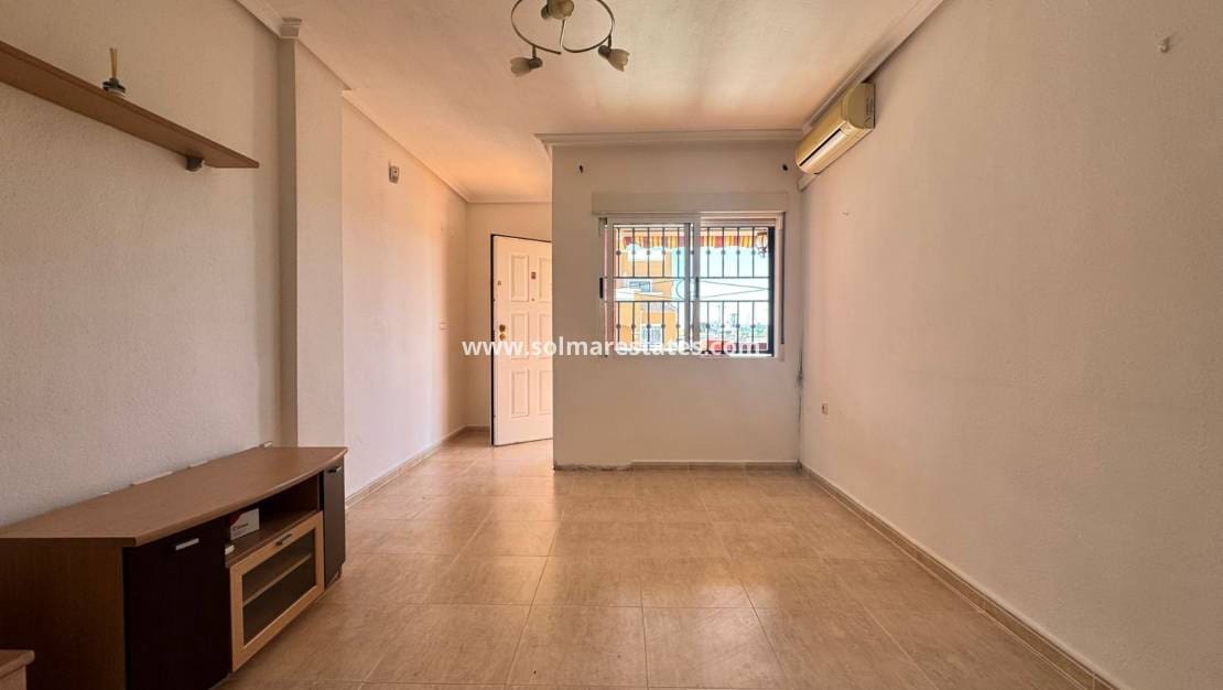 2 soveværelse Lejlighed til salg i Los Altos med swimmingpool - € 139.000 (Ref: 9219159)