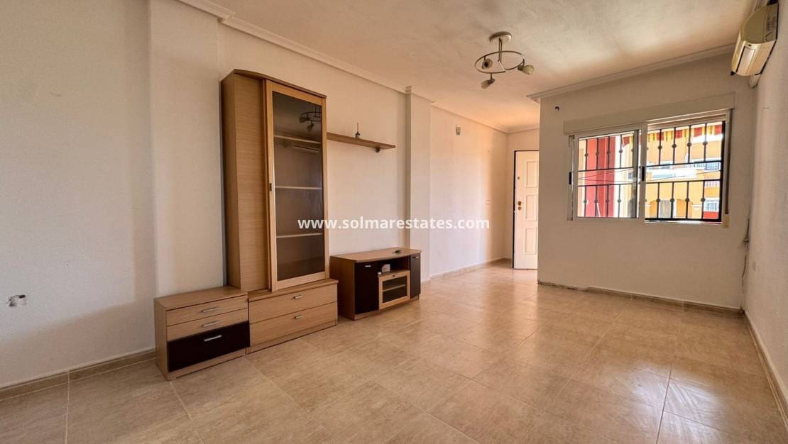 2 soveværelse Lejlighed til salg i Los Altos med swimmingpool - € 139.000 (Ref: 9219159)