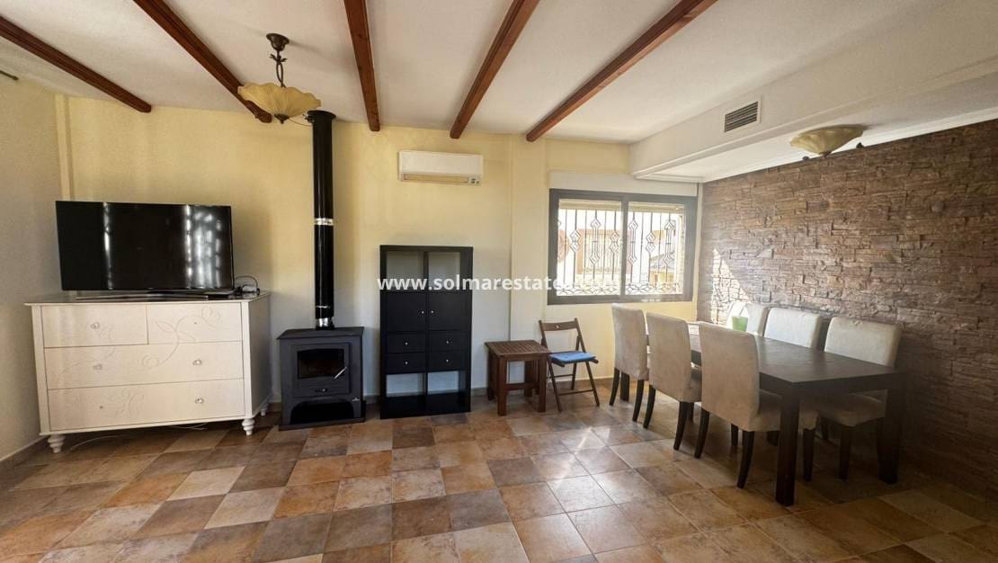 4 Zimmer Villa zu verkaufen in Villamartin mit Pool - 349.900 € (Ref: 9219160)