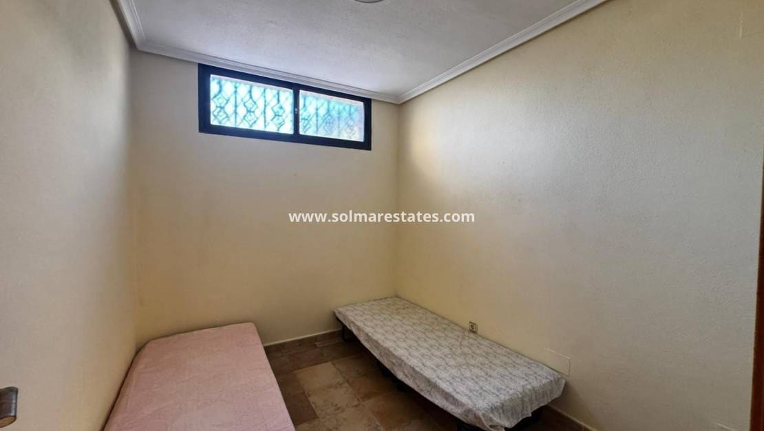 4 Zimmer Villa zu verkaufen in Villamartin mit Pool - 349.900 € (Ref: 9219160)