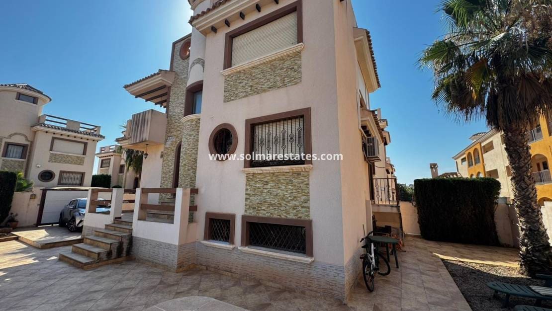 4 Zimmer Villa zu verkaufen in Villamartin mit Pool - 349.900 € (Ref: 9219160)