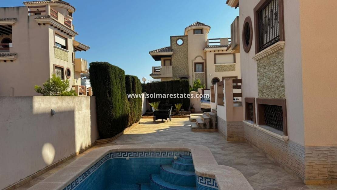4 Zimmer Villa zu verkaufen in Villamartin mit Pool - 349.900 € (Ref: 9219160)