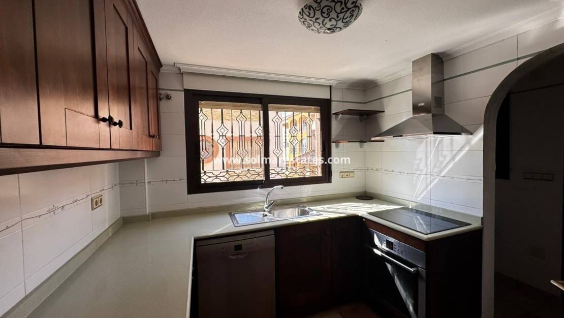 4 Zimmer Villa zu verkaufen in Villamartin mit Pool - 349.900 € (Ref: 9219160)