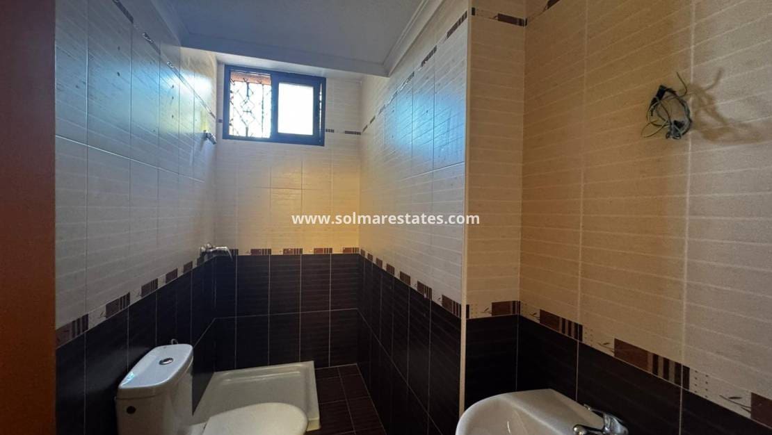 4 Zimmer Villa zu verkaufen in Villamartin mit Pool - 349.900 € (Ref: 9219160)