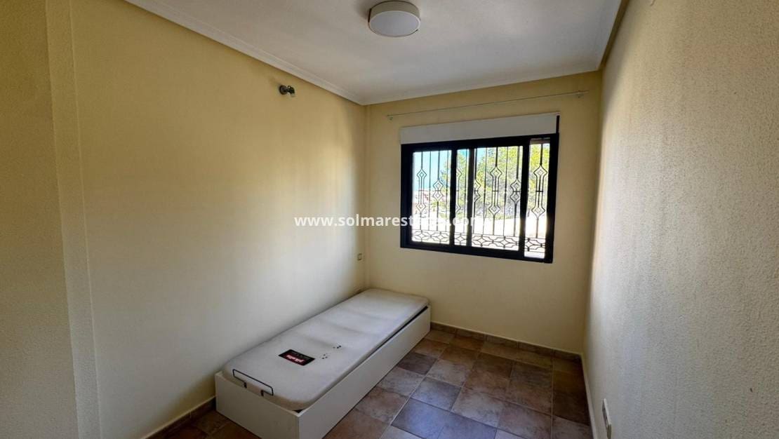 4 Zimmer Villa zu verkaufen in Villamartin mit Pool - 349.900 € (Ref: 9219160)