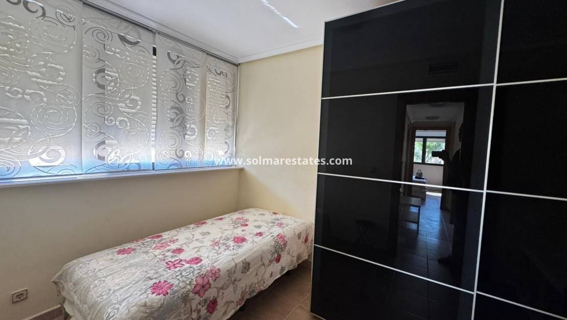 4 Zimmer Villa zu verkaufen in Villamartin mit Pool - 349.900 € (Ref: 9219160)