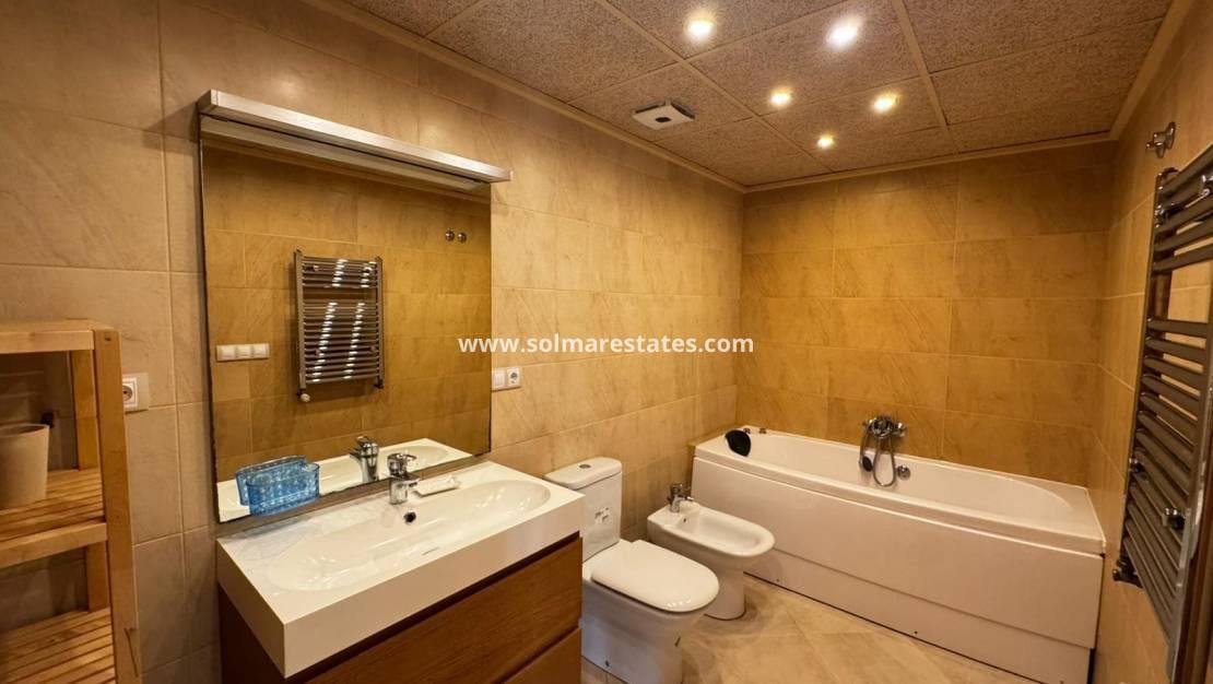 4 Zimmer Villa zu verkaufen in Villamartin mit Pool - 349.900 € (Ref: 9219160)