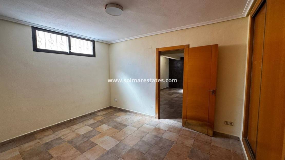 4 Zimmer Villa zu verkaufen in Villamartin mit Pool - 349.900 € (Ref: 9219160)