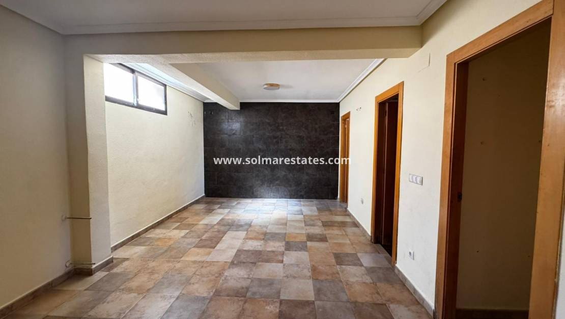 4 Zimmer Villa zu verkaufen in Villamartin mit Pool - 349.900 € (Ref: 9219160)