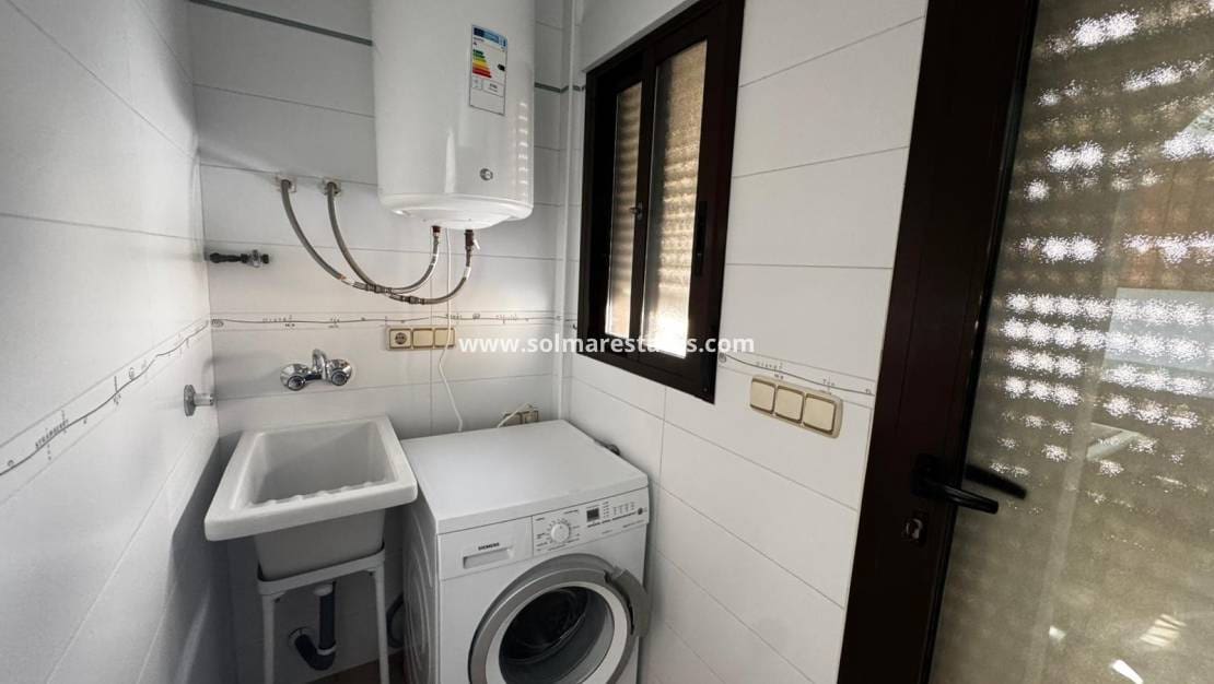 4 Zimmer Villa zu verkaufen in Villamartin mit Pool - 349.900 € (Ref: 9219160)