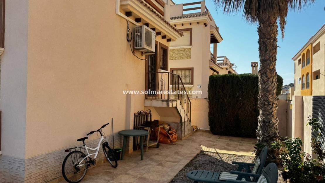 4 Zimmer Villa zu verkaufen in Villamartin mit Pool - 349.900 € (Ref: 9219160)