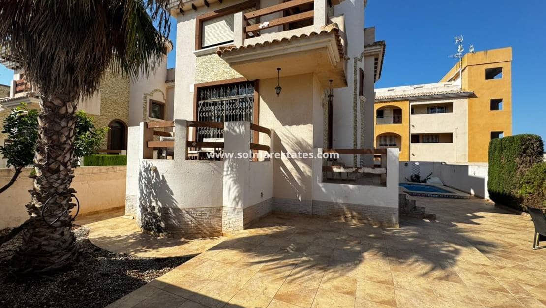 4 Zimmer Villa zu verkaufen in Villamartin mit Pool - 349.900 € (Ref: 9219160)
